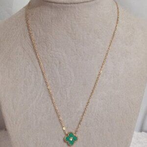 Green clover necklace